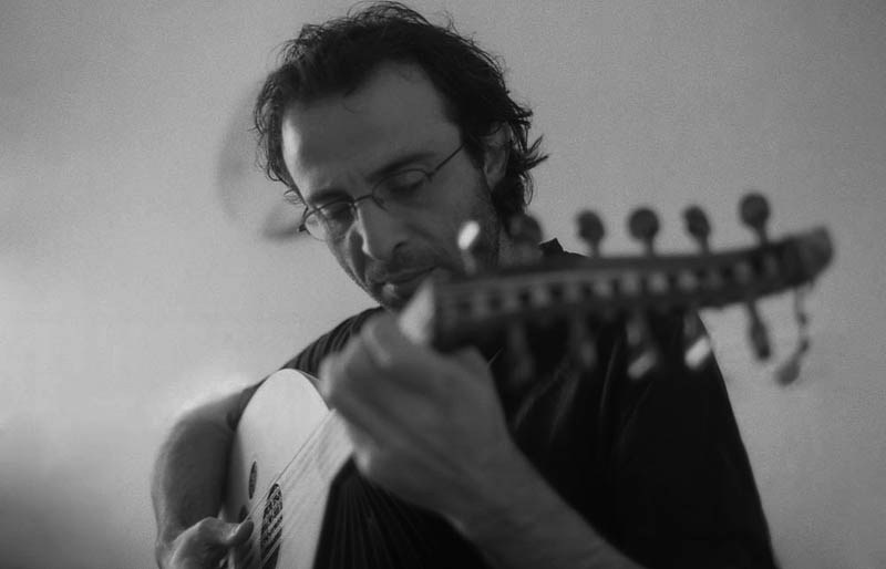 Roskar Nasan plays Oud